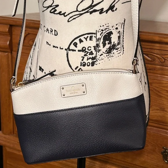 Adorable EUC Kate Spade New York Crossbody leather bag. Navy & creamy white. - Picture 3 of 6